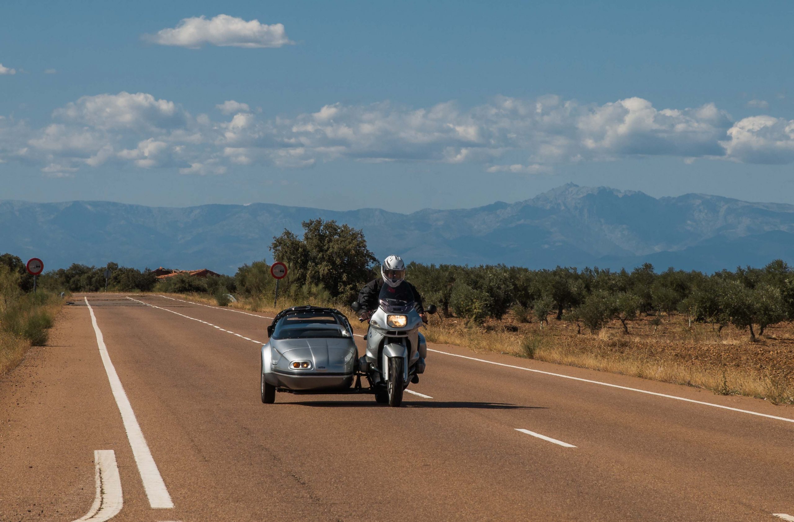 Michel et Claudine en R 1150 RS sur les routes d’Espagne, en 2019.